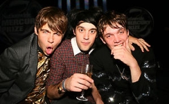 Klaxons �������� � ���������� ����� �1 MAXIMUM