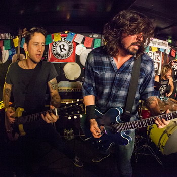 Foo Fighters ��������� � ��������  Rock & Roll Pizza 